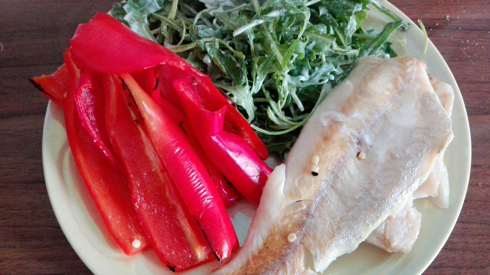 Fischfilet mit gedünsteter Paprika und Salat — Kilopurzel